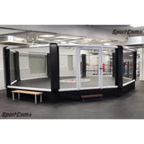 SportCom MMA-Trainingskäfig mit Podium, in einer Trainingshalle mit Bänken davor