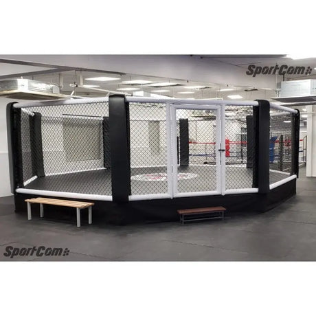 SportCom MMA-Trainingskäfig mit Podium, in einer Trainingshalle mit Bänken davor