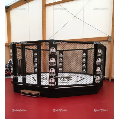 SportCom MMA-Trainingskäfig mit Podium, mit Polstern und Handschuhen im Vereinsraum
