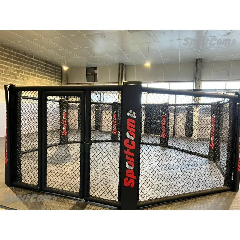 SportCom MMA-Trainingskäfig zur Bodenmontage, Blick auf die Tür in einer Halle mit Fenstern