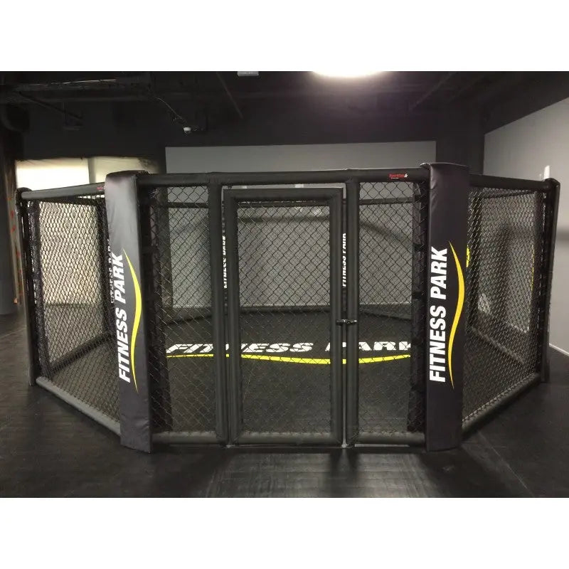 SportCom MMA-Trainingskäfig zur Bodenmontage, Frontansicht der Tür in einem Studio mit bedrucktem Boden
