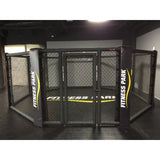 SportCom MMA-Trainingskäfig zur Bodenmontage, Frontansicht der Tür in einem Studio mit bedrucktem Boden