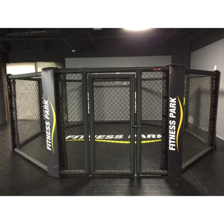 SportCom MMA-Trainingskäfig zur Bodenmontage, Frontansicht der Tür in einem Studio mit bedrucktem Boden