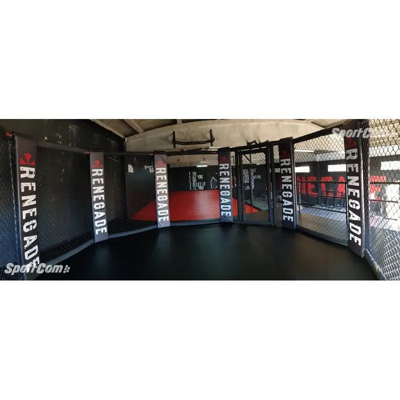 SportCom MMA-Trainingskäfig zur Bodenmontage, in einem Gym mit dunklem Boden und bedruckten Pfosten