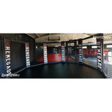 SportCom MMA-Trainingskäfig zur Bodenmontage, in einem Gym mit dunklem Boden und bedruckten Pfosten