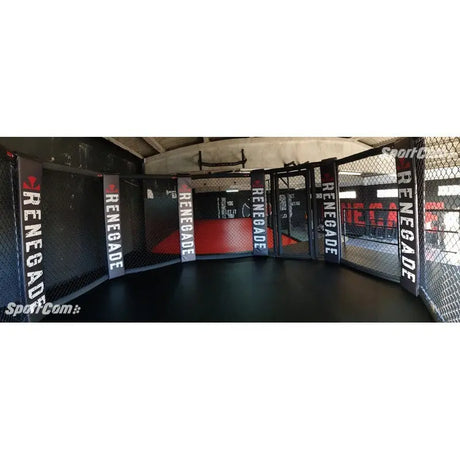 SportCom MMA-Trainingskäfig zur Bodenmontage, in einem Gym mit dunklem Boden und bedruckten Pfosten