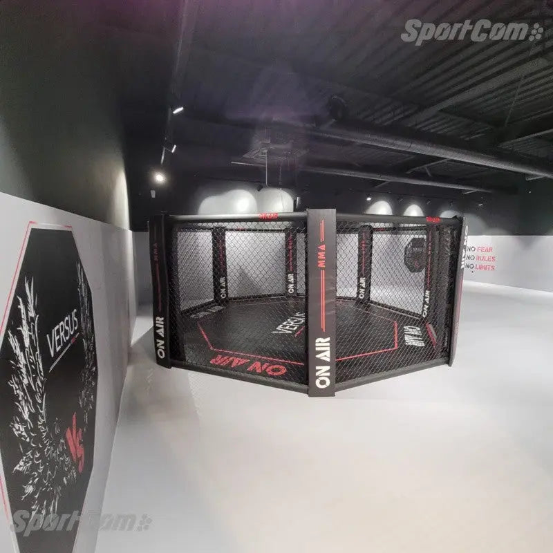 SportCom MMA-Trainingskäfig zur Bodenmontage, in einem Gym mit bedruckter Wandverkleidung