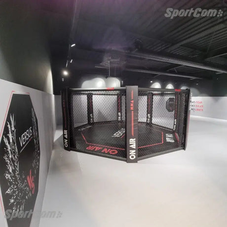 SportCom MMA-Trainingskäfig zur Bodenmontage, in einem Gym mit bedruckter Wandverkleidung