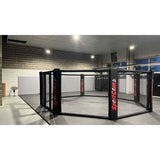 SportCom MMA-Trainingskäfig zur Bodenmontage, in einer hellen Halle mit Fensterfront, seitlich