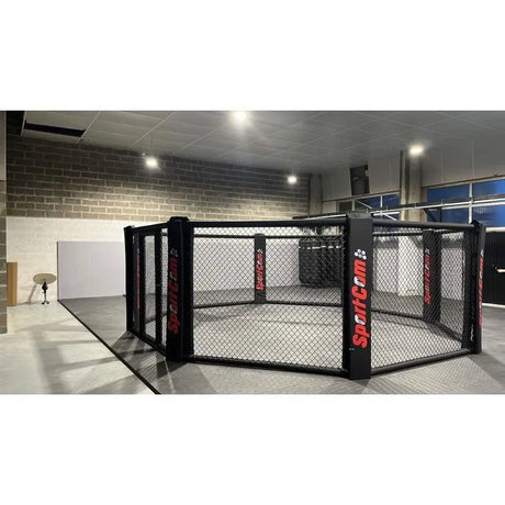 SportCom MMA-Trainingskäfig zur Bodenmontage, in einer hellen Halle mit Fensterfront, seitlich