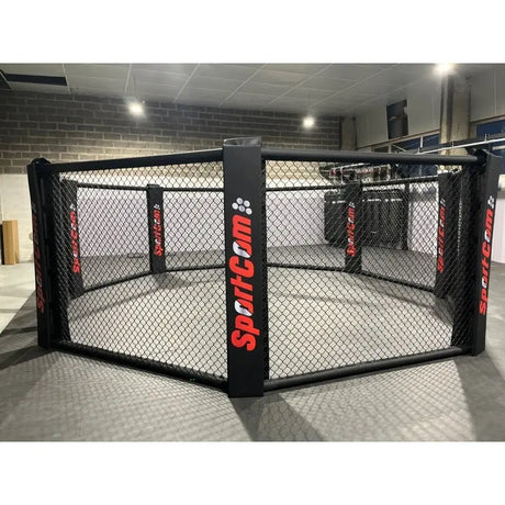 SportCom MMA-Trainingskäfig zur Bodenmontage, Schrägansicht mit schwarzen Pfostenpolstern und rotem Logo