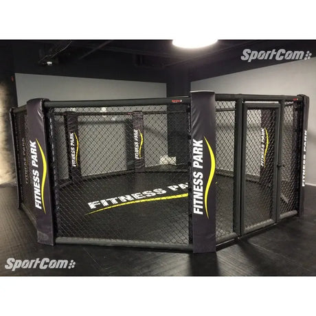 SportCom MMA-Trainingskäfig zur Bodenmontage, mit bedruckten Polstern und Boden in einem Fitnessstudio