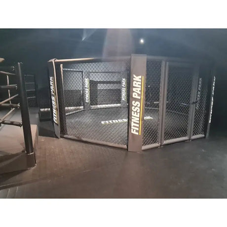 SportCom MMA-Trainingskäfig zur Bodenmontage, in einem dunklen Studio mit Spotlicht