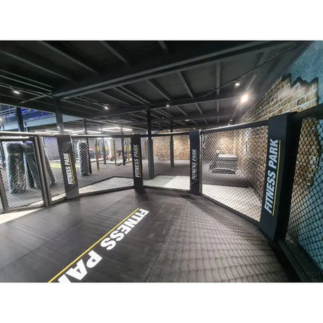 SportCom MMA-Trainingskäfig zur Bodenmontage, Blick in ein Studio mit bedrucktem Boden und gelber Linie
