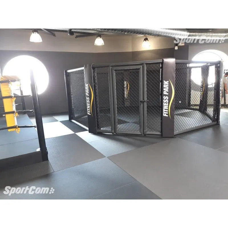 SportCom MMA-Trainingskäfig zur Bodenmontage, in einem Studio mit großen runden Fenstern