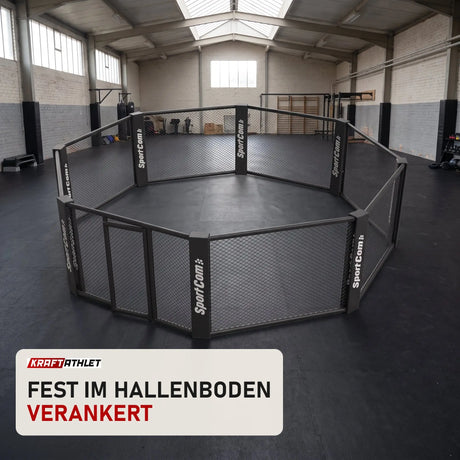 SportCom MMA-Trainingskäfig zur Bodenmontage in einer hellen Kampfsporthalle
