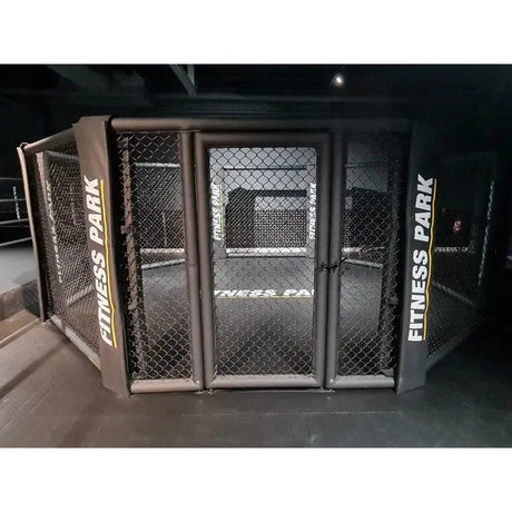 SportCom MMA-Trainingskäfig zur Bodenmontage, Tür mit bedruckten Pfosten im dunklen Studio, frontal