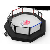 SportCom MMA-Wettkampfkäfig 7 m mit 9-m-Laufsteg, Render mit rotem Drachen-Logo auf der Matte