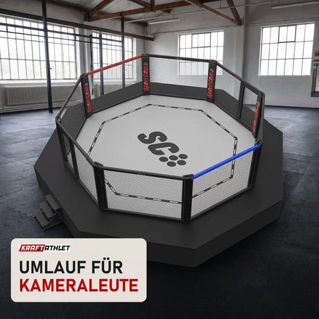 SportCom MMA-Wettkampfkäfig 7 m mit 9-m-Laufsteg in einer hellen Kampfsporthalle