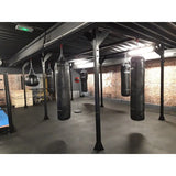 SportCom Modulare Sandsack-Station, in einem Gym mit Backsteinwand, schräg von vorn