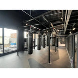 SportCom Modulare Sandsack-Station, in einem Gym mit Fensterfront und vielen Sandsäcken