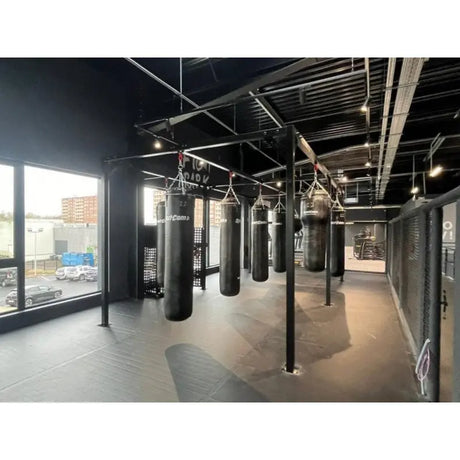 SportCom Modulare Sandsack-Station, in einem Gym mit Fensterfront und vielen Sandsäcken