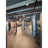 SportCom Modulare Sandsack-Station, in einem Gym mit Sandsack im Vordergrund