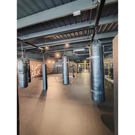 SportCom Modulare Sandsack-Station, in einem Gym mit Sandsack im Vordergrund