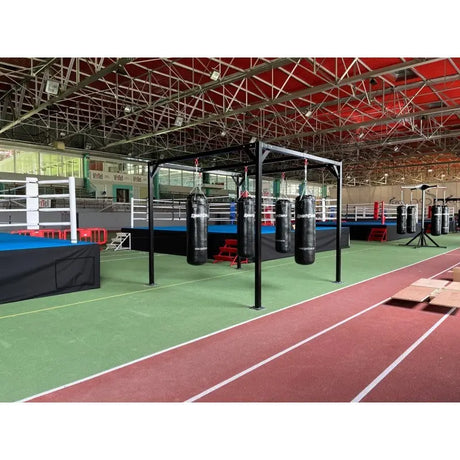 SportCom Modulare Sandsack-Station, in einer Sporthalle neben einer Laufbahn
