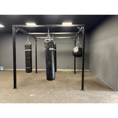 SportCom Modulare Sandsack-Station, in einem grauen Raum mit Sandsäcken und Wassersack