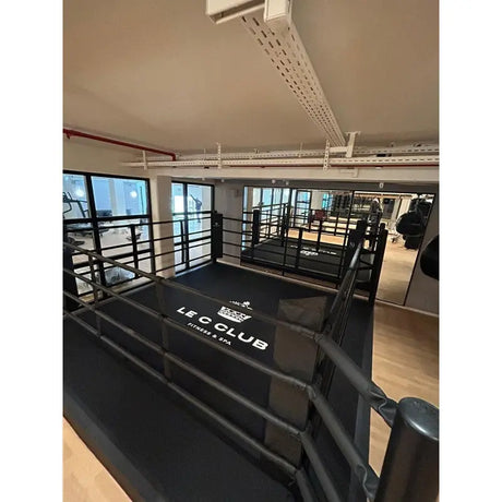 SportCom Pro-Trainingsboxring mit 30 cm Podium, mit Club-Logo auf dem Boden, Blick von oben