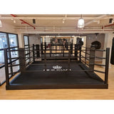 SportCom Pro-Trainingsboxring mit 30 cm Podium, mit Club-Logo, Frontansicht auf Holzboden