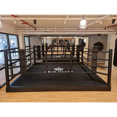 SportCom Pro-Trainingsboxring mit 30 cm Podium, mit Club-Logo, Frontansicht auf Holzboden