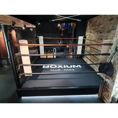 SportCom Pro-Trainingsboxring mit 30 cm Podium, mit Club-Logo auf dem Boden und LED-Podium