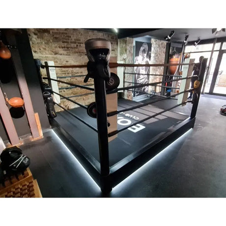 SportCom Pro-Trainingsboxring mit 30 cm Podium, Nahansicht des Eckpfostens mit LED-Licht am Podium