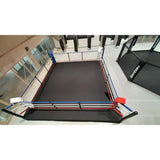 SportCom Pro-Trainingsboxring mit 30 cm Podium, von oben in einem Studio mit Käfig im Hintergrund