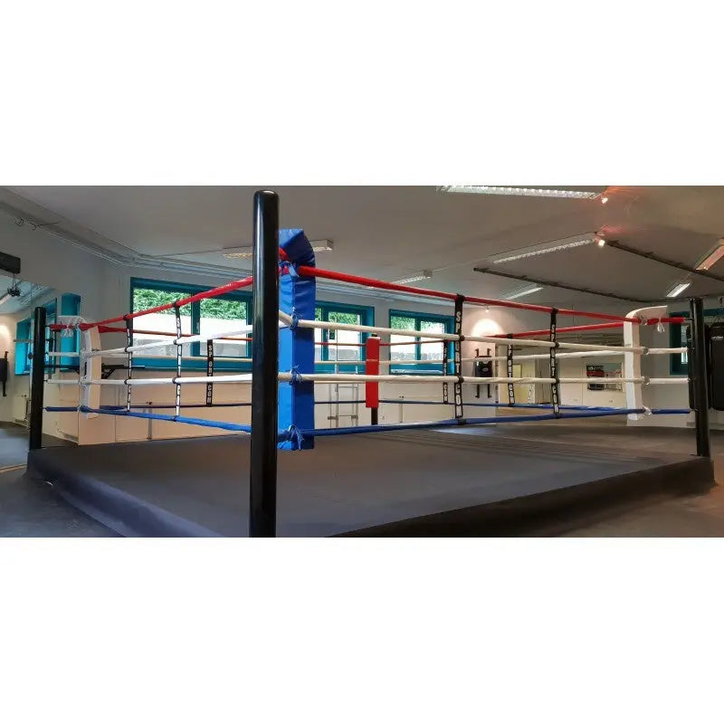 SportCom Pro-Trainingsboxring mit 30 cm Podium, mit blau-roten Ecken aus flacher Perspektive