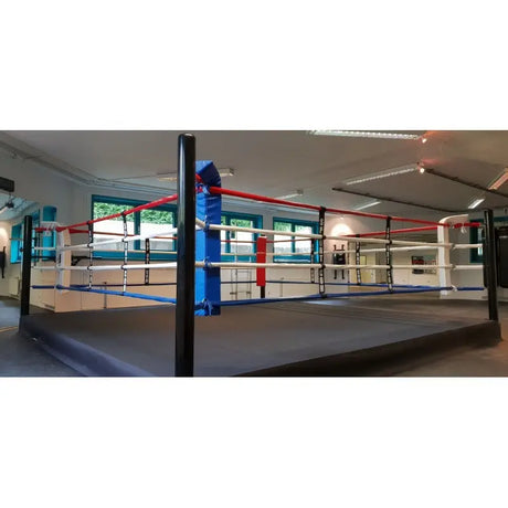 SportCom Pro-Trainingsboxring mit 30 cm Podium, mit blau-roten Ecken aus flacher Perspektive