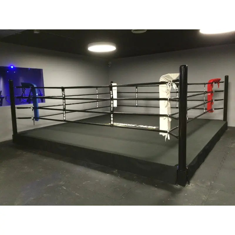 SportCom Pro-Trainingsboxring mit 30 cm Podium, in einem dunklen Studio mit Rundleuchte, Seitenansicht