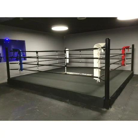 SportCom Pro-Trainingsboxring mit 30 cm Podium, in einem dunklen Studio mit Rundleuchte, Seitenansicht