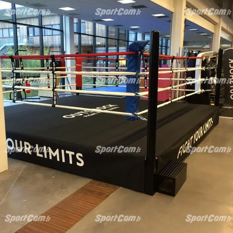 SportCom Pro-Trainingsboxring mit 50 cm Podium, mit bedrucktem Podium und roter Ecke im Gym