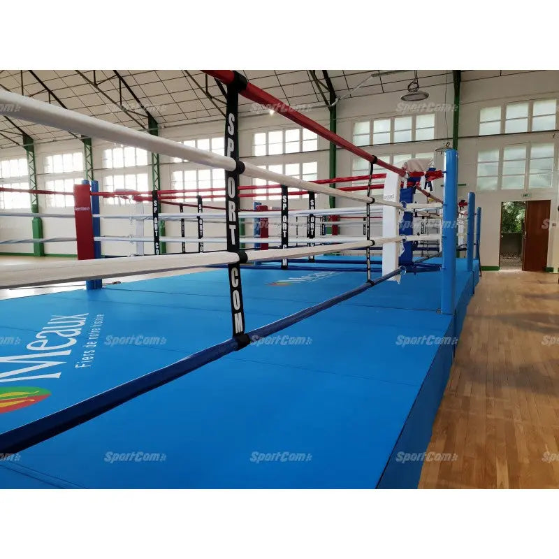 SportCom Pro-Trainingsboxring mit 50 cm Podium, Blick über die blaue Ringfläche in einer Halle
