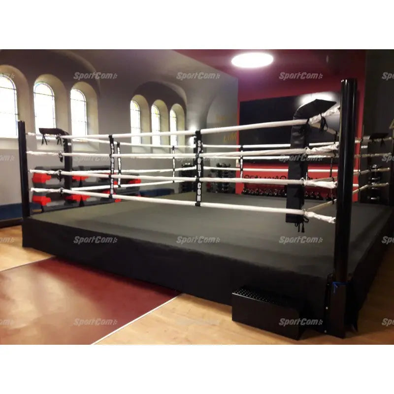 SportCom Pro-Trainingsboxring mit 50 cm Podium, in einer Halle mit Rundbogenfenstern