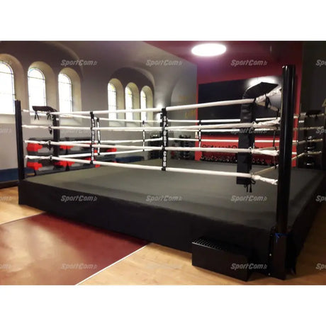 SportCom Pro-Trainingsboxring mit 50 cm Podium, in einer Halle mit Rundbogenfenstern