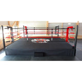 SportCom Pro-Trainingsboxring mit 50 cm Podium, mit Logo auf der Ringfläche vor weißem Hintergrund