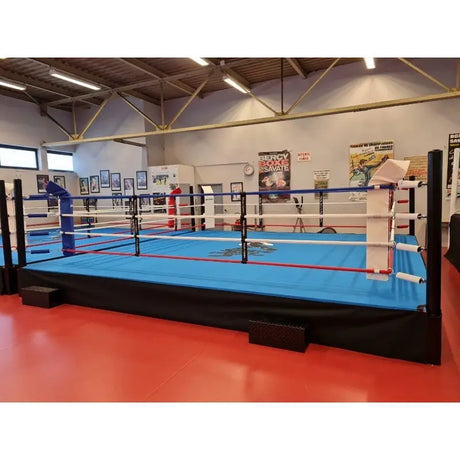 SportCom Pro-Trainingsboxring mit 50 cm Podium, mit blauem Boden, Seitenansicht in der Halle