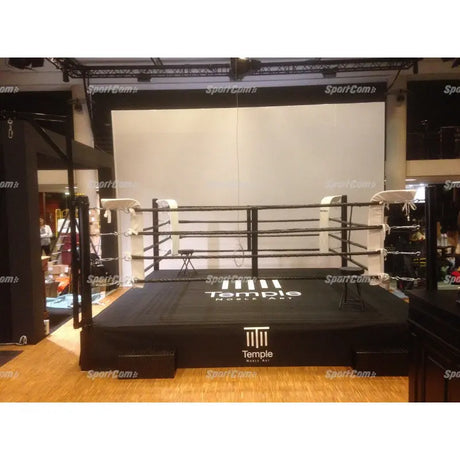 SportCom Pro-Trainingsboxring mit 50 cm Podium, mit schwarzem Boden und Logo in einem Studio