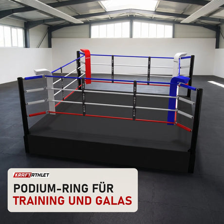 SportCom Pro-Trainingsboxring mit 50 cm Podium in einer hellen Kampfsporthalle