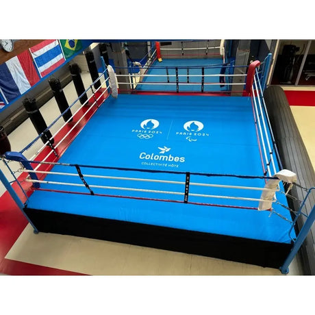 SportCom Pro-Wettkampf-Boxring mit 1 m Podium, mit bedruckter Ringfläche in einem Vereinsraum