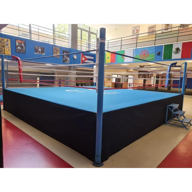 SportCom Pro-Wettkampf-Boxring mit 1 m Podium, Ecke mit blauer Säule und schwarzer Schürze